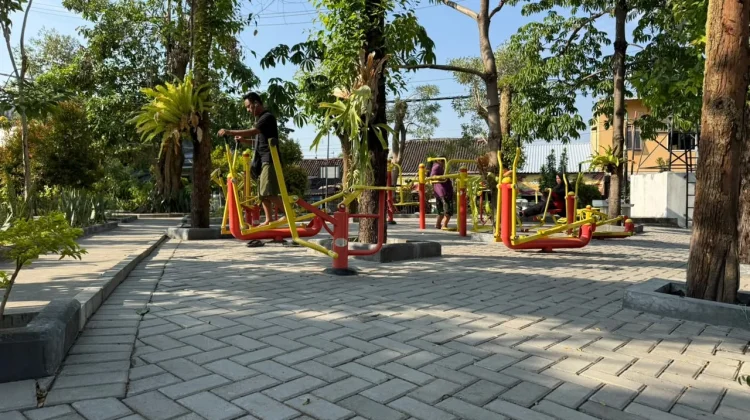 Bukan Sekadar Taman, Ada Alat Olahraga