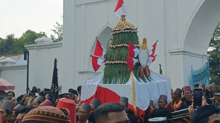 Gunungan Sekaten Keraton Surakarta Jadi Rebutan, Warga Berburu Berkah Keraton