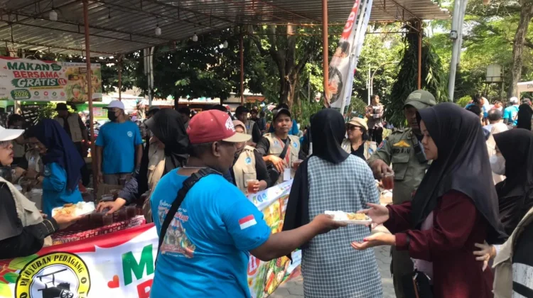 Pedagang Taman Jayawijaya Bagikan 2.026 Porsi Makan Gratis