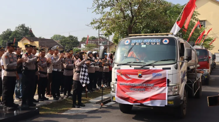 Dampak Kekeringan, Kapolres Sragen Salurkan 30 Tangki Air Bersih ke 5 Kecamatan