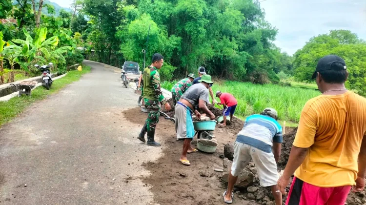 Babinsa dan Warga Gotong Royong Bangun Jalan Pertanian