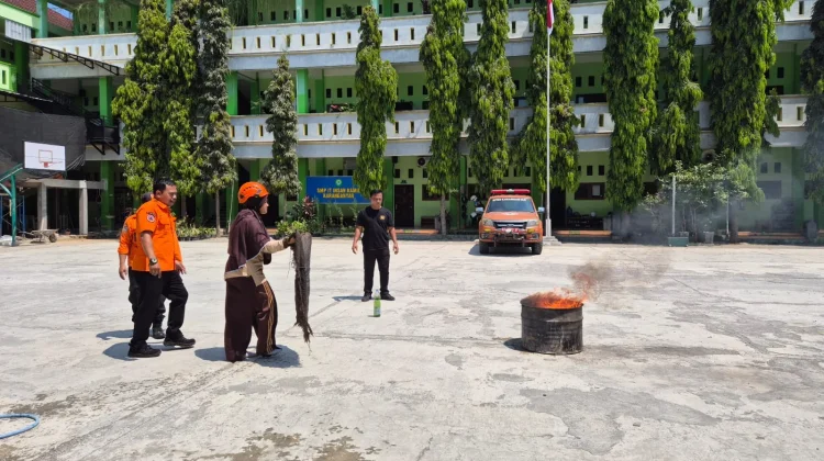 BPBD Karanganyar Edukasi Mitigasi Gempa dan Kebakaran Siswa SMP IT Insan Kamil