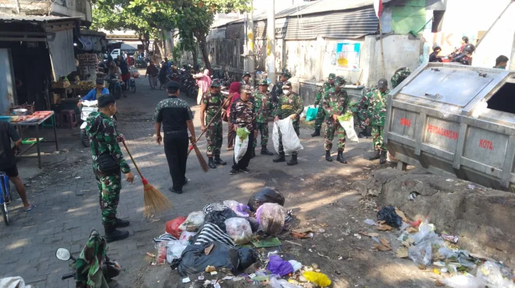 Kodim 0735/Surakarta Gelar Karya Bakti Bersih Sampah di Pasar Nusukan Solo