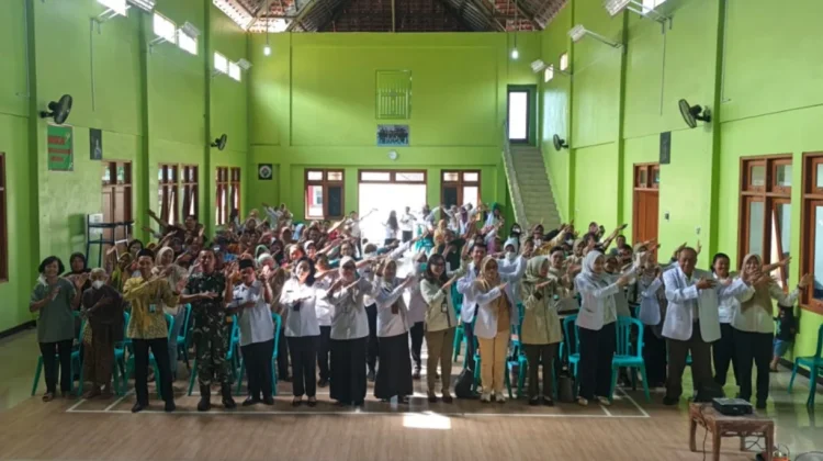 Koramil Karangnongko Kawal Layanan Dokter Spesialis di Blimbing