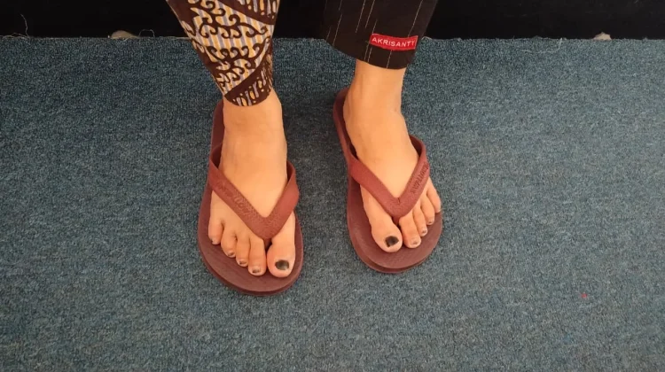 Pemakaian Sandal Jepit dan Fungsinya bagi Kesehatan Kaki