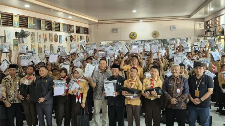 Bupati Boyolali Perdana Salurkan Seragam Gratis dan LKS Bertahap ke Sekolah