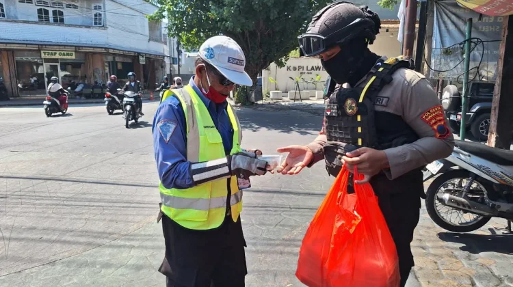 Tim Sparta Polresta Solo Bagikan Ratusan Paket Makanan Jumat Berkah