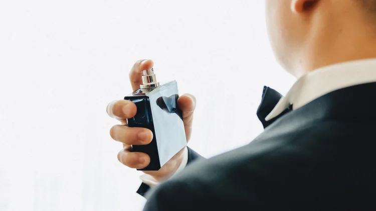 Parfum Lebih Baik Disemprot ke Kulit atau Pakaian? Jangan Salah Pilih!