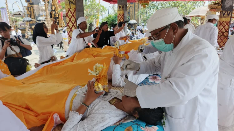 Mengenal Makna Sakral Tradisi Matatah Massal di Pura Pasekan Agung