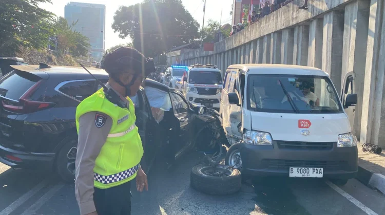 Tiga Mobil Terlibat Kecelakaan Beruntun di Viaduk Gilingan Solo