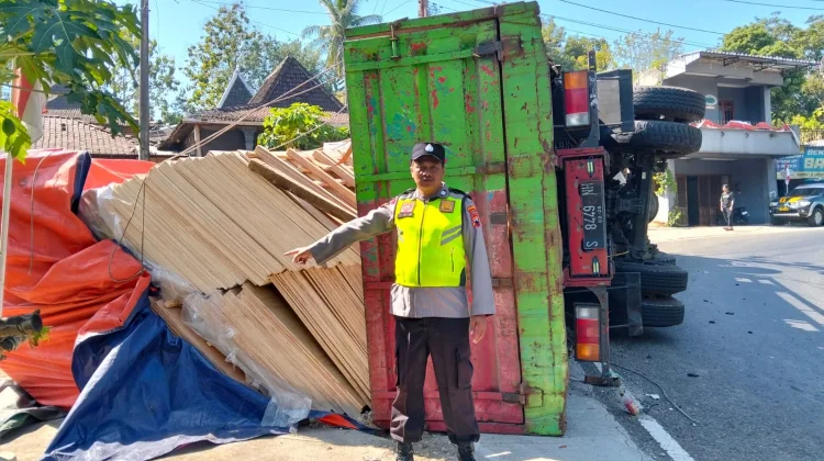Truk Fuso Terguling Saat Menanjak, Diduga Kelebihan Muatan