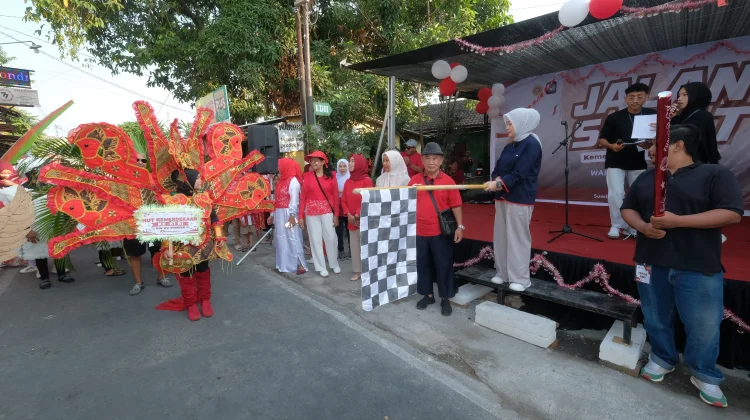 Hadiri Jalan Sehat RW 15 Sumber, Ketua TP PKK Solo Ajak Warga Perkuat Kebersamaan