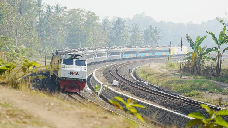 KAI Daop 6 Imbau Warga Tak Bakar Lahan Dekat Jalur Kereta Api