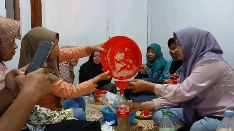 Mahasiswa UGM Olah Limbah Cangkang Telur Menjadi Pupuk Cair Berbasis Nanoemulsi .