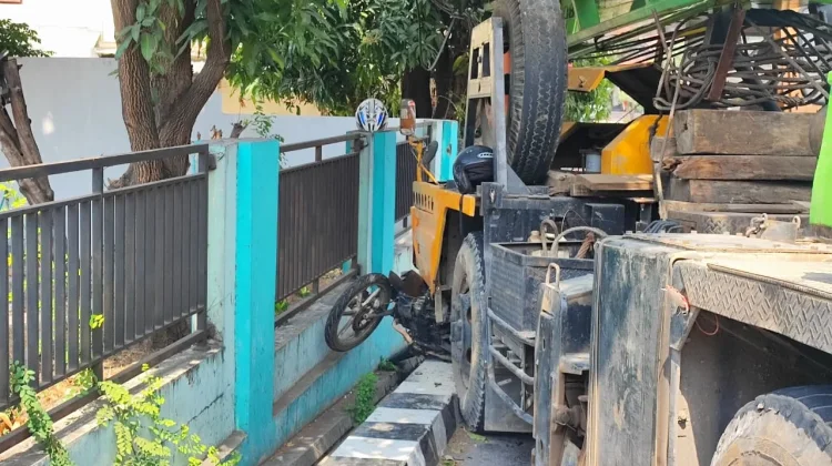 Truk Crane Tabrak Sejumlah Kendaraan di Mojosongo, Satu Motor Ringsek