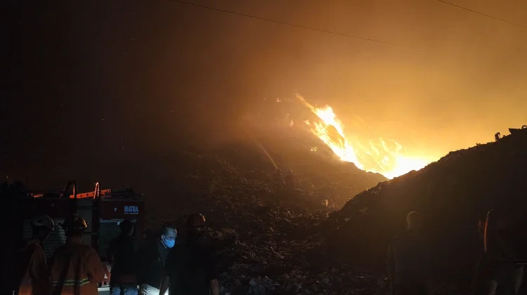 Gunung Sampah TPA Putri Cempo Solo Terbakar, Api Cepat Merembet dan Gegerkan Warga