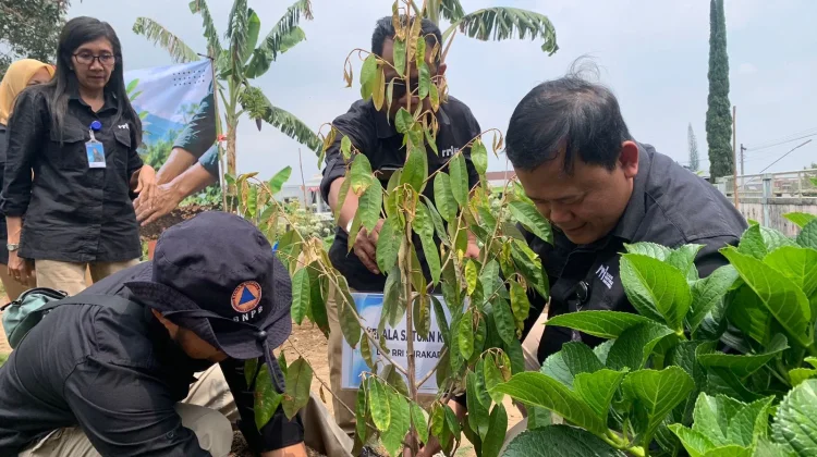 RRI Surakarta Tanam 40 Pohon di Kompleks Pemancar Tawangmangu