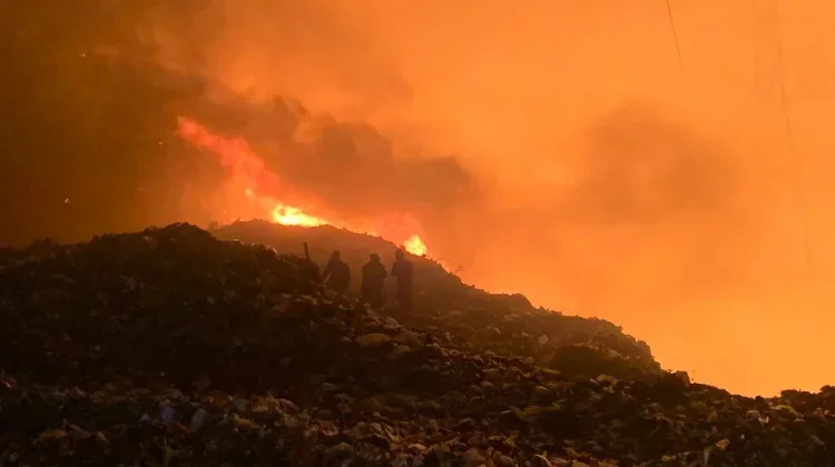 Kebakaran TPA Putri Cempo Meluas, 3,5 Hektare Tumpukan Sampah Terbakar