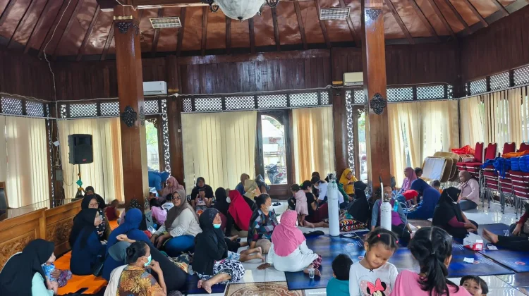 PMI Solo Salurkan Bantuan Logistik Bagi Korban Kebakaran Putri Cempo