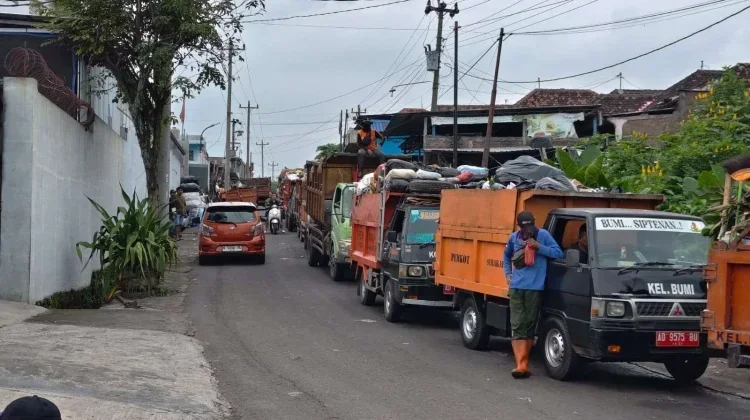 Pembuangan di TPA Putri Cempo Dibatasi, Antrean Truk Sampah Mengular