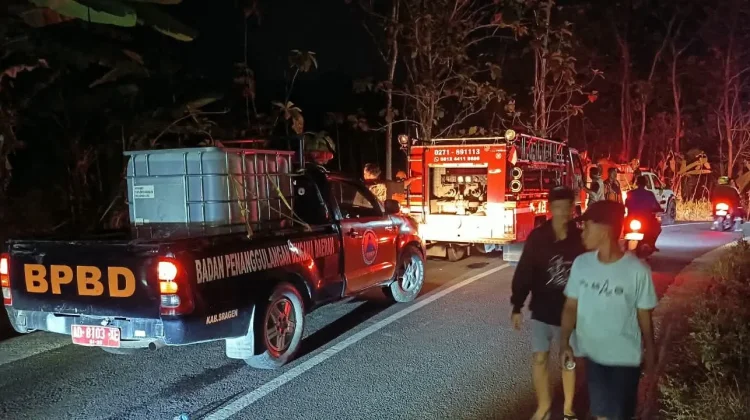 Polres Sragen dan Tim Terpadu Gerak Cepat Padamkan Kebakaran Lahan Jati di Miri