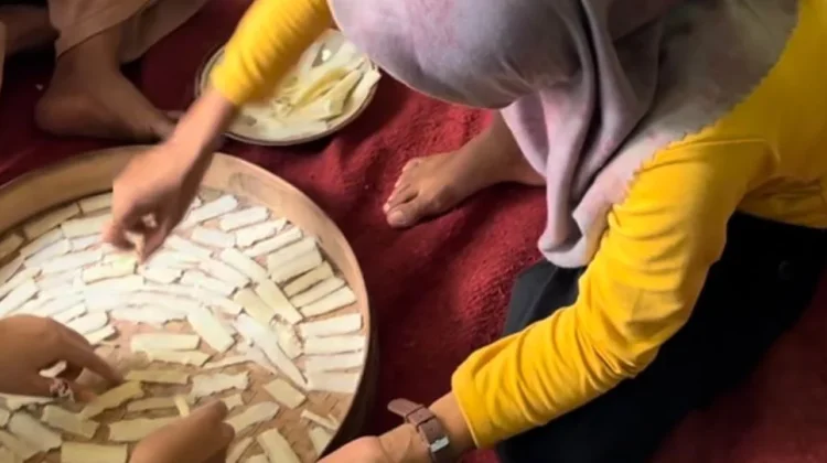 KKN UNS Kelompok 236 Kembangkan Manggleng Menjadi Produk Unggulan Dukuh Jontro