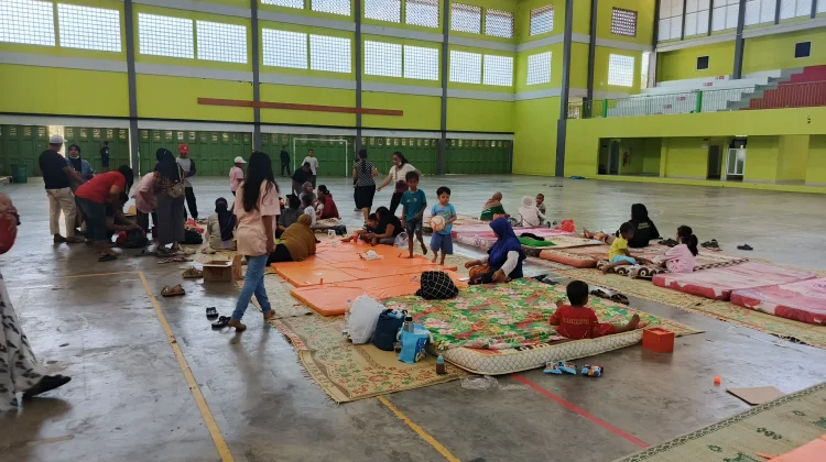 Asap TPA Putri Cempo Pekat, Seratusan Warga Plesungan Mengungsi di GOR UTP