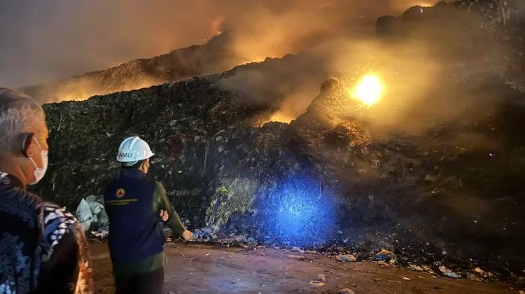 Mata Rantai Masalah di Putri Cempo: Gas Metana, Asap, dan Dilema Pemulung