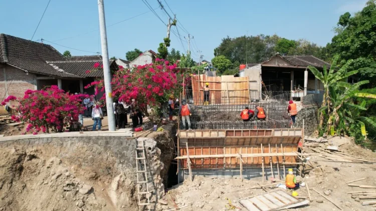 Bupati Sragen Pastikan Rekonstruksi Jembatan Bendronggeni Sesuai Target
