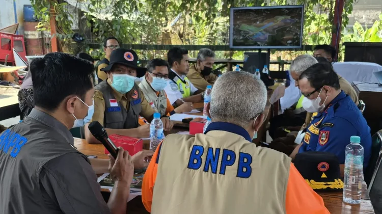 BNPB Bantu Tangani Kebakaran TPA Putri Cempo, Modifikasi Cuaca Siap Dilakukan
