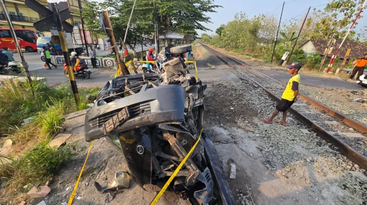 KA Majapahit Tabrak Mobil Mogok di Kalijambe Sragen, 2 Penumpang Selamat