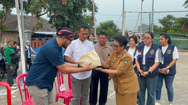 PB XIV Hangabehi Salurkan Bantuan Warga Terdampak Kebakaran TPA Putri Cempo
