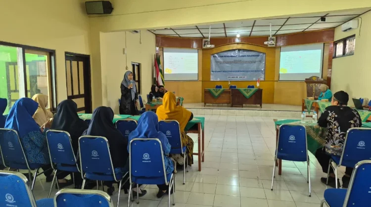 Fakultas Psikologi UMS dan PCM Bayat Bekali Guru Kelola Keuangan jelang Purna