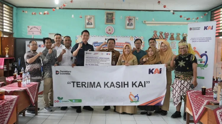 KAI Daop 6 Salurkan Bantuan TJSL Rp75 Juta untuk SDN 5 Gayam