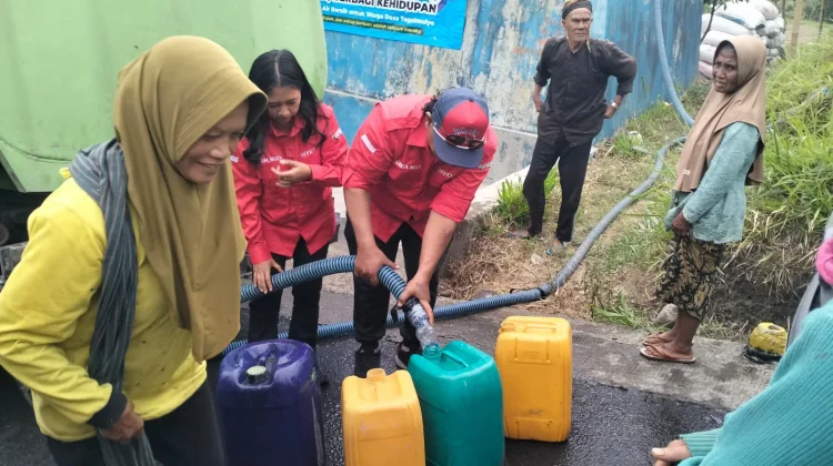 Ringankan Beban Dampak Kemarau, Garuda Muda Bersinar Kirim Bantuan Air Bersih