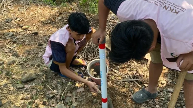 Mahasiswa UNS Latih Warga Buat Lentera Jalan Desa