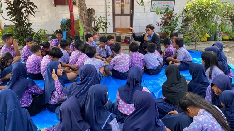 Peringati Hari Radio, Siswa SDN Kadipiro Solo Gelar 'Nguping' Bareng RRI