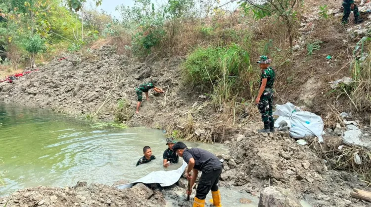 TNI Buat Bendungan guna Suplai Air Solusi Padamkan Kebakaran di TPA Putri Cempo