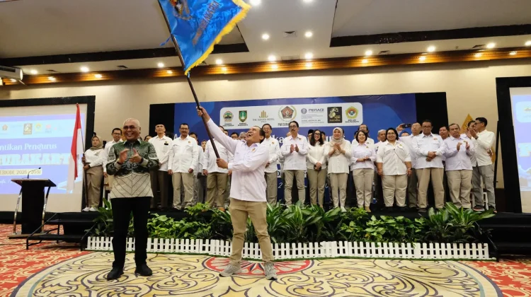 PWI Pusat Lantik Pengurus PWI Solo, Teguhkan Marwah Pers Era Digital