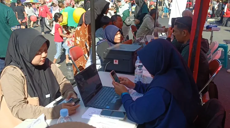 Antusias Warga Tinggi, Layanan Mba Desi Manis Layani Ratusan Orang
