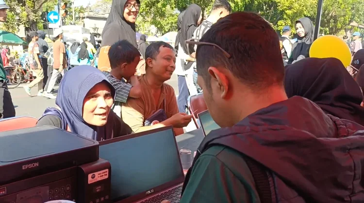 Manfaatkan Layanan Mba Desi Manis, Warga Solo Ramai Cek Desil dan Ajukan Bansos
