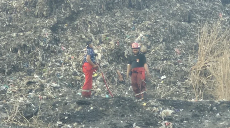 Progres 95 Persen, Damkar Surakarta Kurangi Personel Pemadaman di TPA Putri Cempo