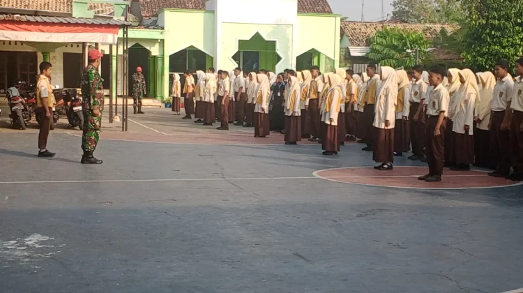 Tanamkan Disiplin, Babinsa Koramil 19/Trucuk Gembleng Siswa MTs Muhammadiyah