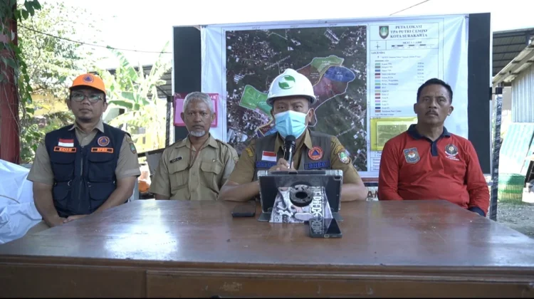 Petugas Pemadaman TPA Putri Cempo Terus Fokuskan Pemantauan Titik Api