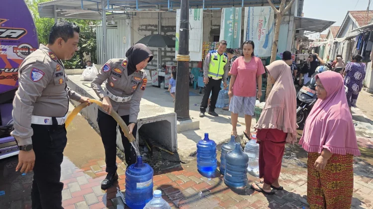 Satlantas Polresta Surakarta Salurkan 16 Ribu Liter Air Bersih di Kelurahan Mojo