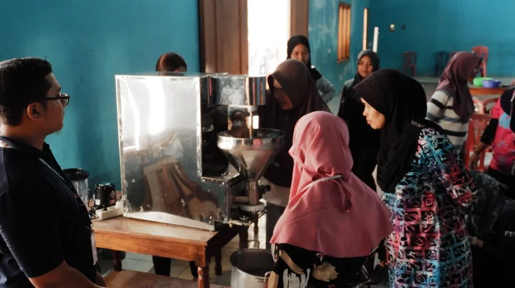 Tim Hibah Pengabdian UGM Dampingi Diversifikasi Jamur dan Singkong di Jatiyoso