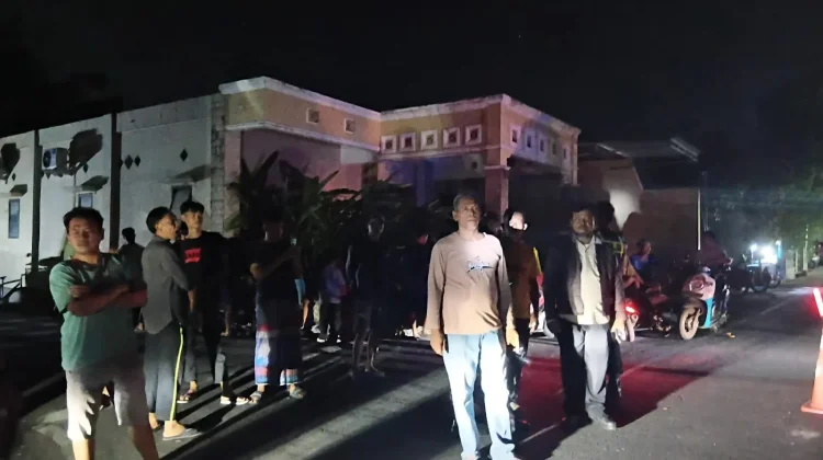 Mati Lampu Tiap Hari, Warga Pengkok Sragen Lakukan Aksi Kumpul di Perempatan Desa
