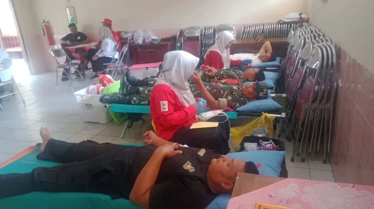 Dukung Stok Darah PMI, Danramil 19 Trucuk dan Babinsa Ikuti Donor Darah