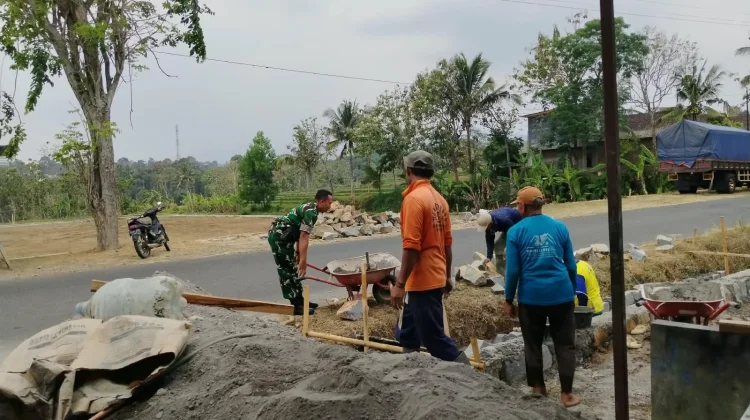 Babinsa Koramil 11 Kerjo Dampingi Pembangunan Talut Desa Ganten