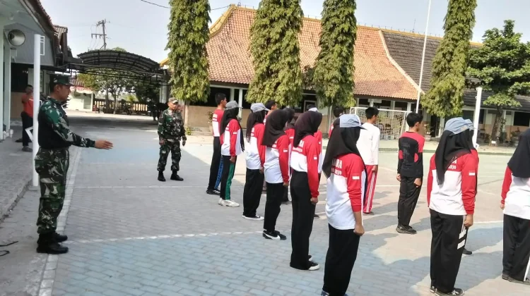 Bentuk Karakter Disiplin, Babinsa Gondangrejo Latih PBB Siswa SMAN Gondangrejo